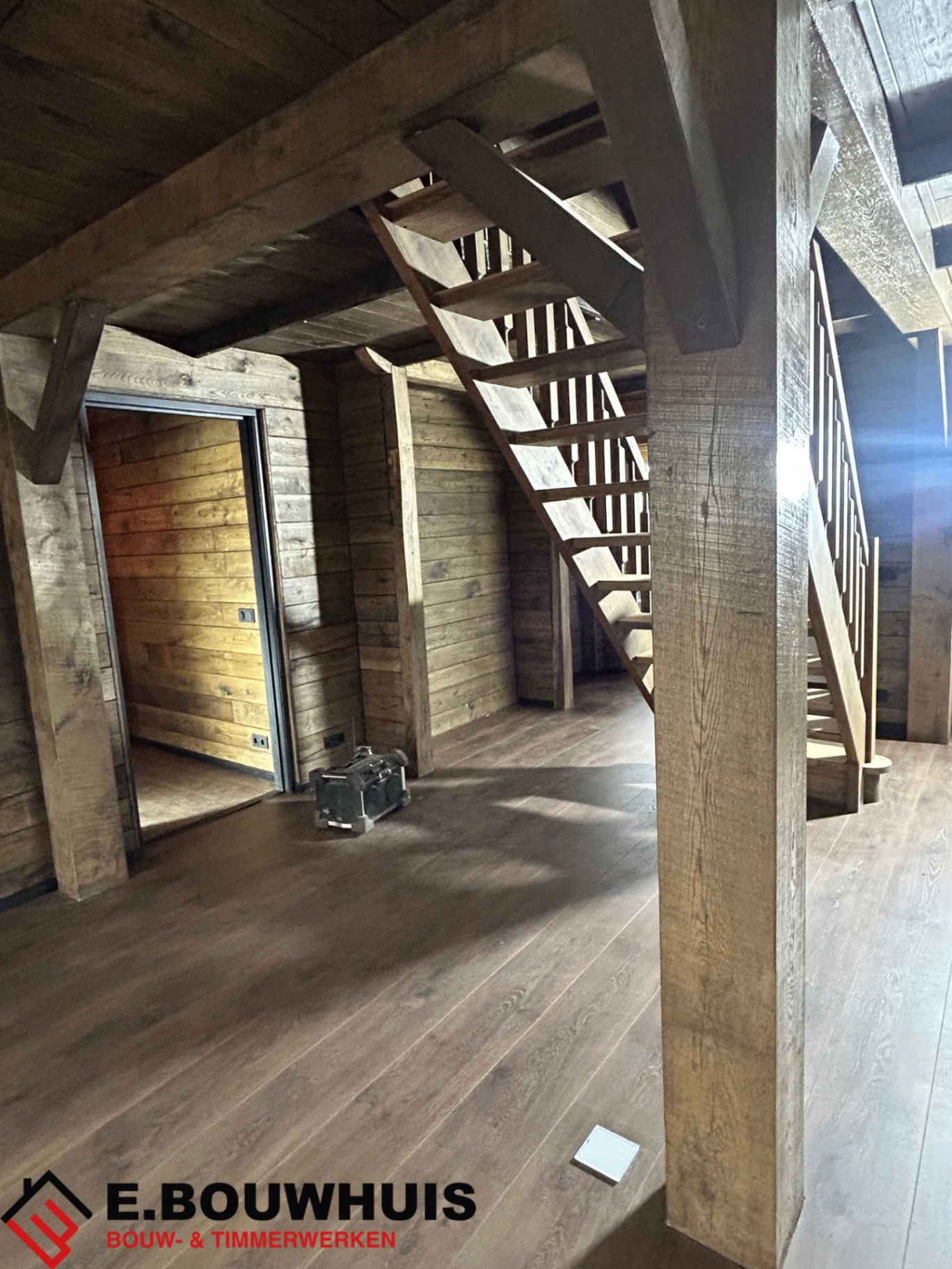 Interne verbouwing Beerzerveld — hal en trapconstructie in eiken stijl
