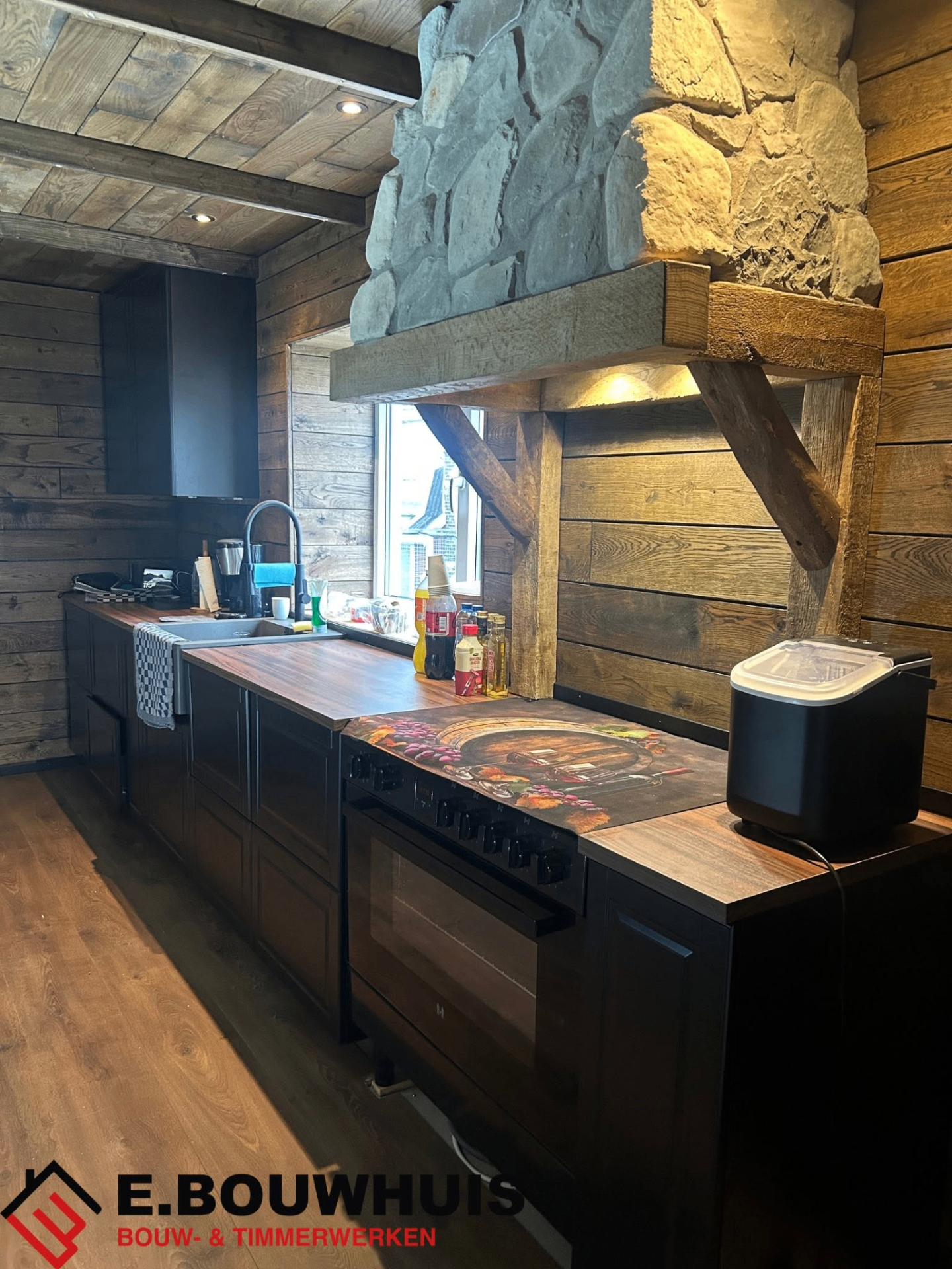 Interne verbouwing Beerzerveld — keuken met eiken afwerking en robuuste details