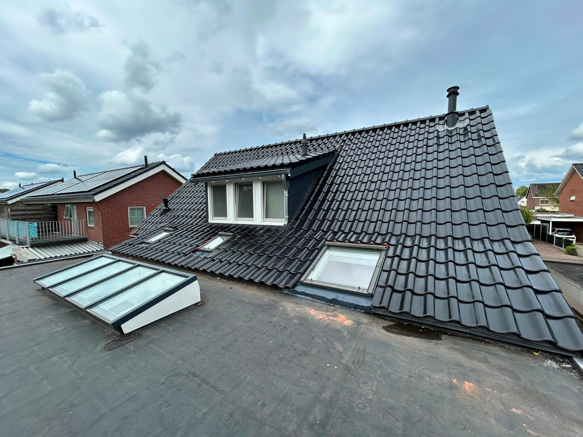 Kaprenovatie Den Ham — detail dakkapel met nieuwe pannen