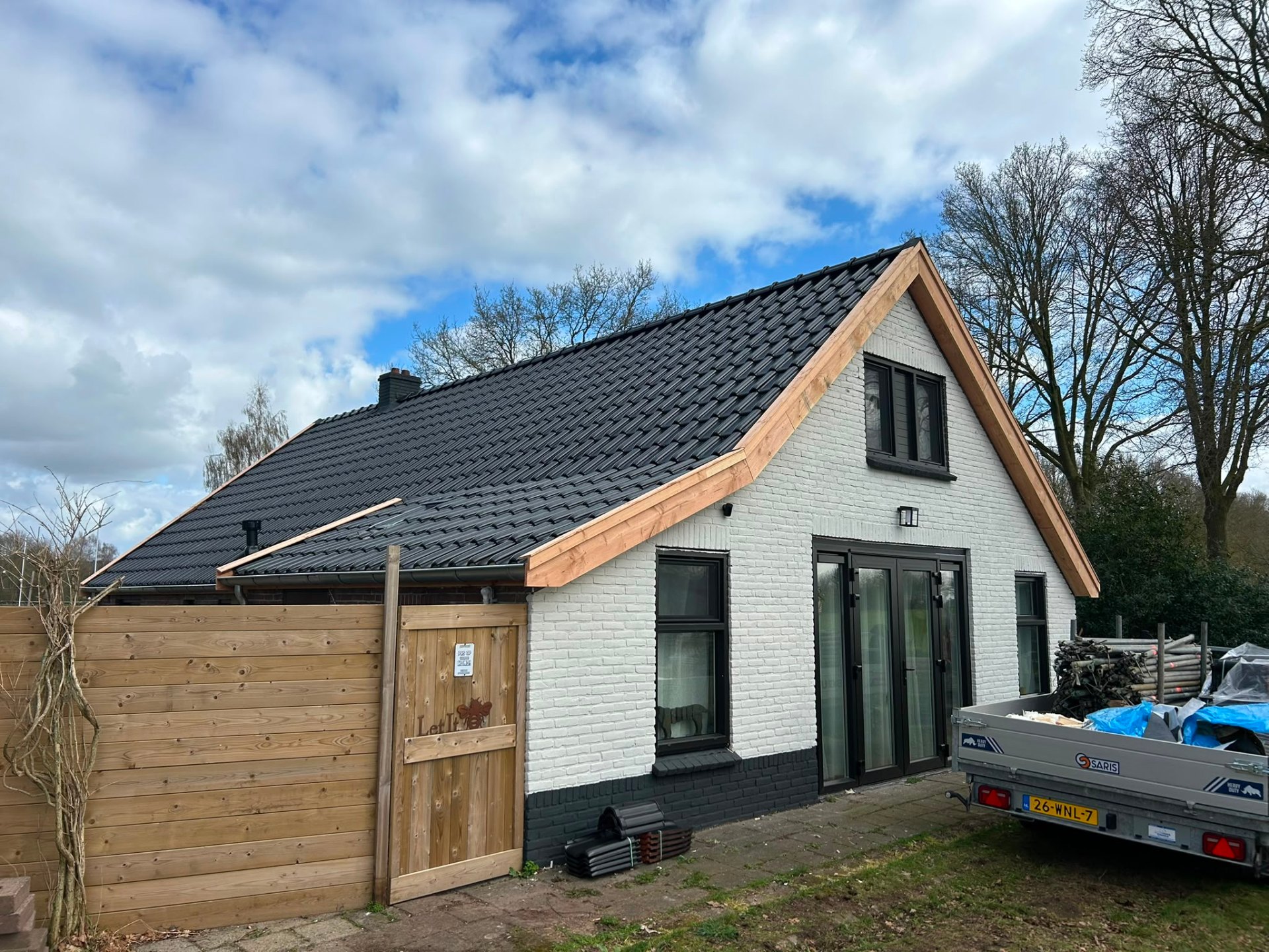 Kaprenovatie Damsholte — vooraanzicht afgewerkt dak met nieuwe pannen