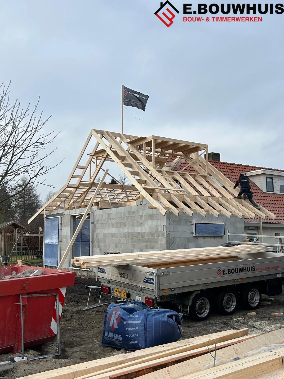 Uitbouw Beerzerveld — houtskelet en kap in aanbouw