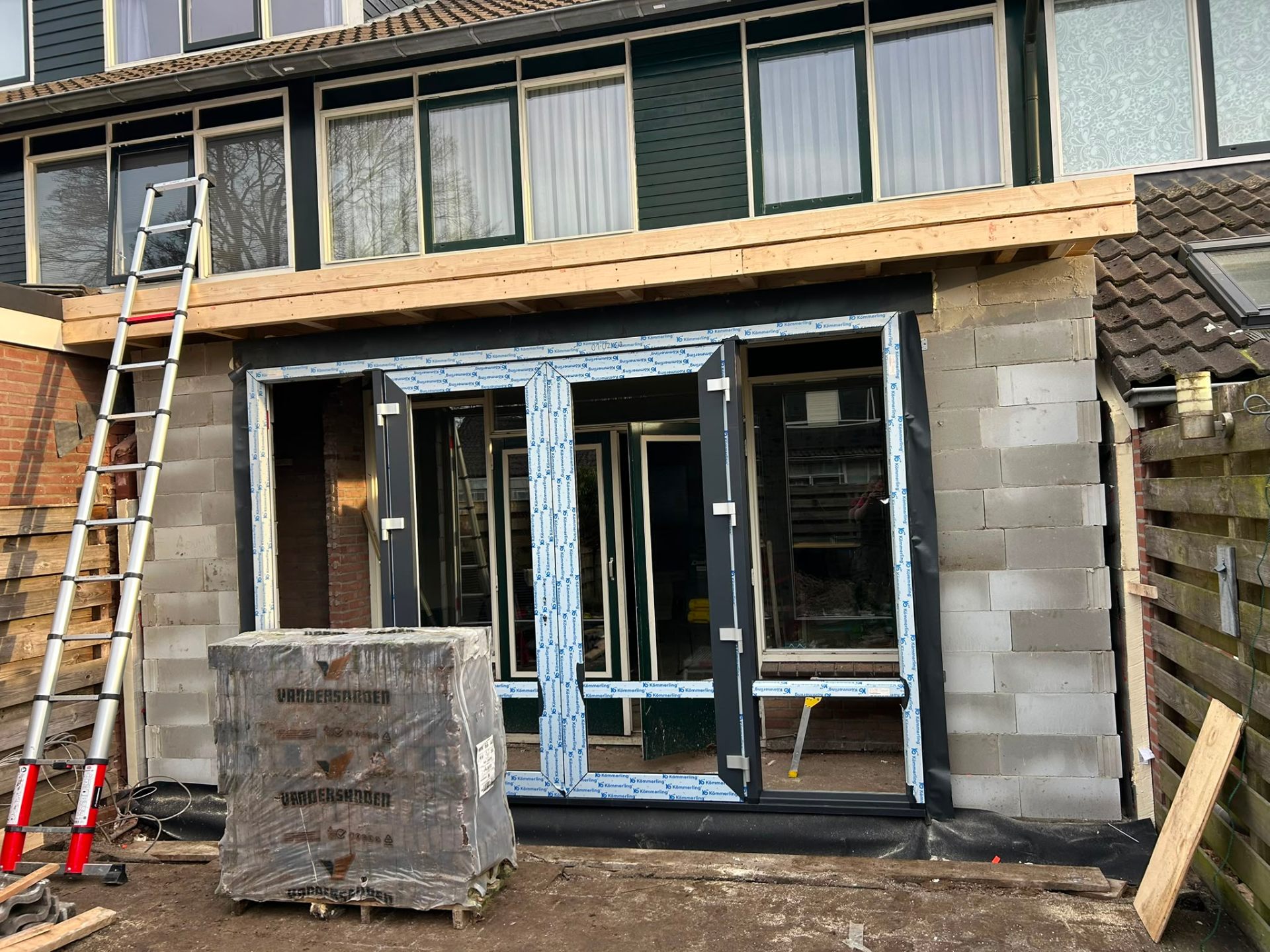 Uitbouw Baalder — ruwbouw met nieuwe kozijnen
