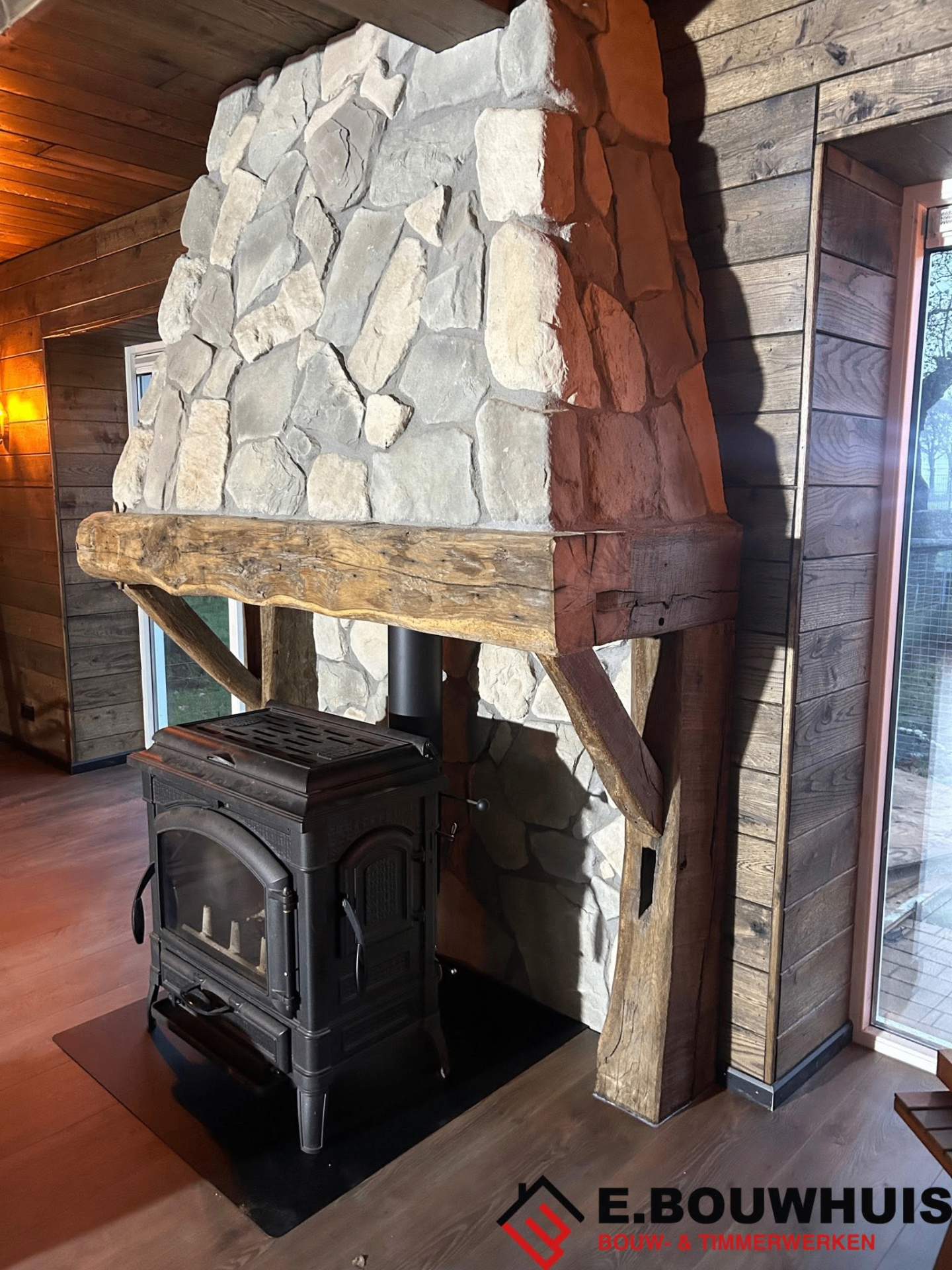 Interne verbouwing Beerzerveld — schouw van oud eiken met stone look