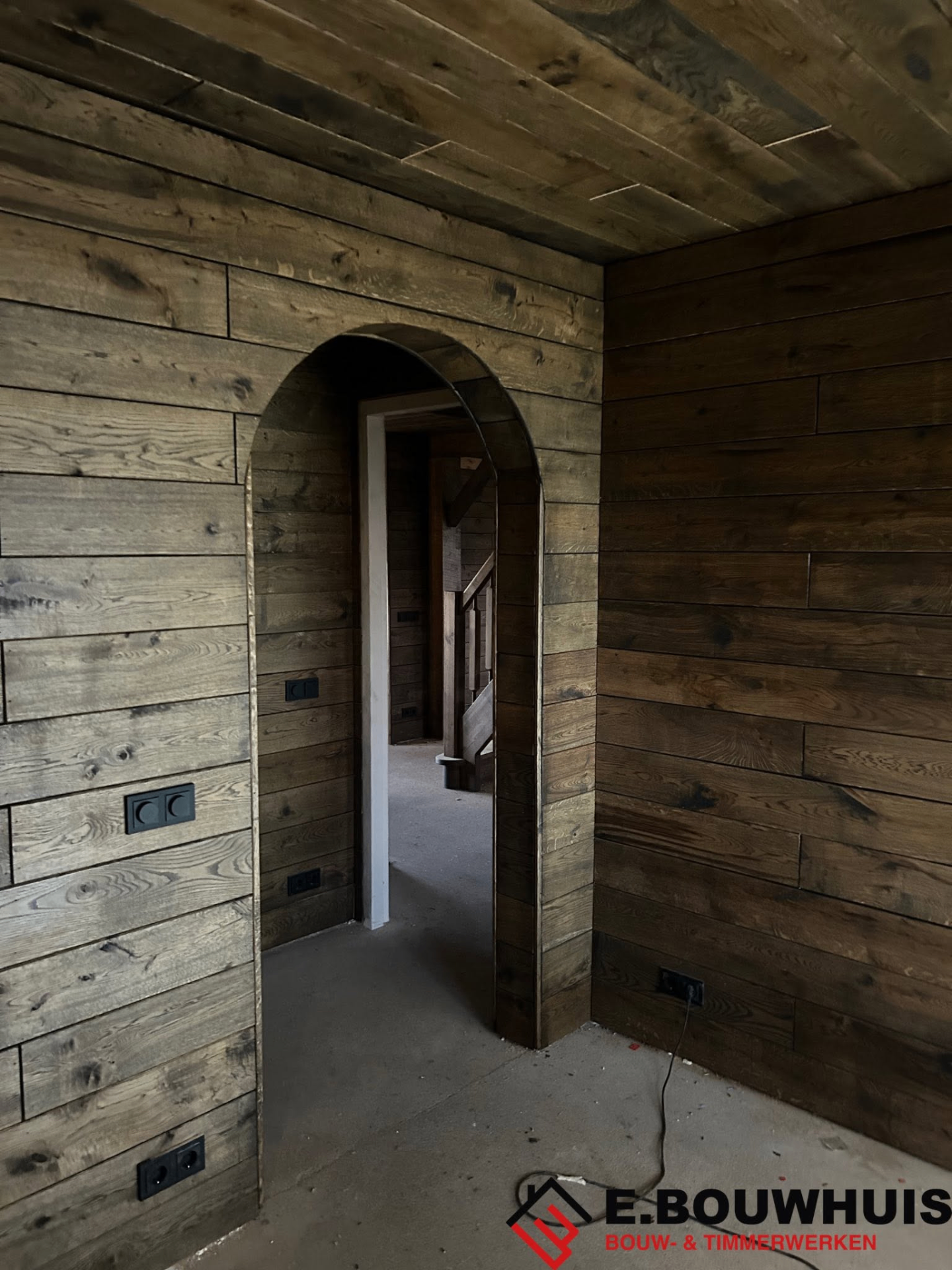 Interne verbouwing Beerzerveld — boogdoorgang met oud eiken wandbekleding