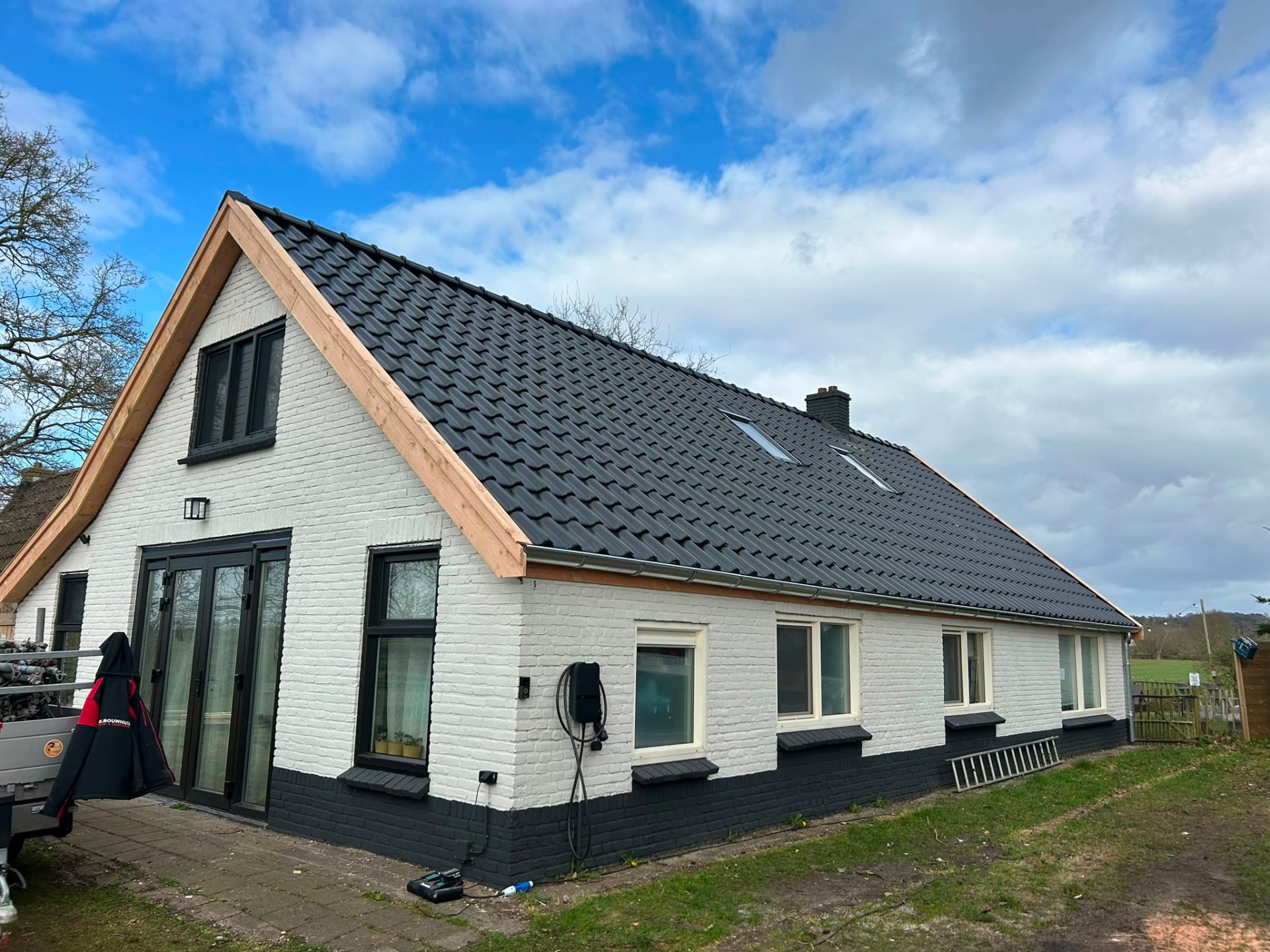 Kaprenovatie Damsholte — eindresultaat met nieuwe pannen, boeien en dakramen