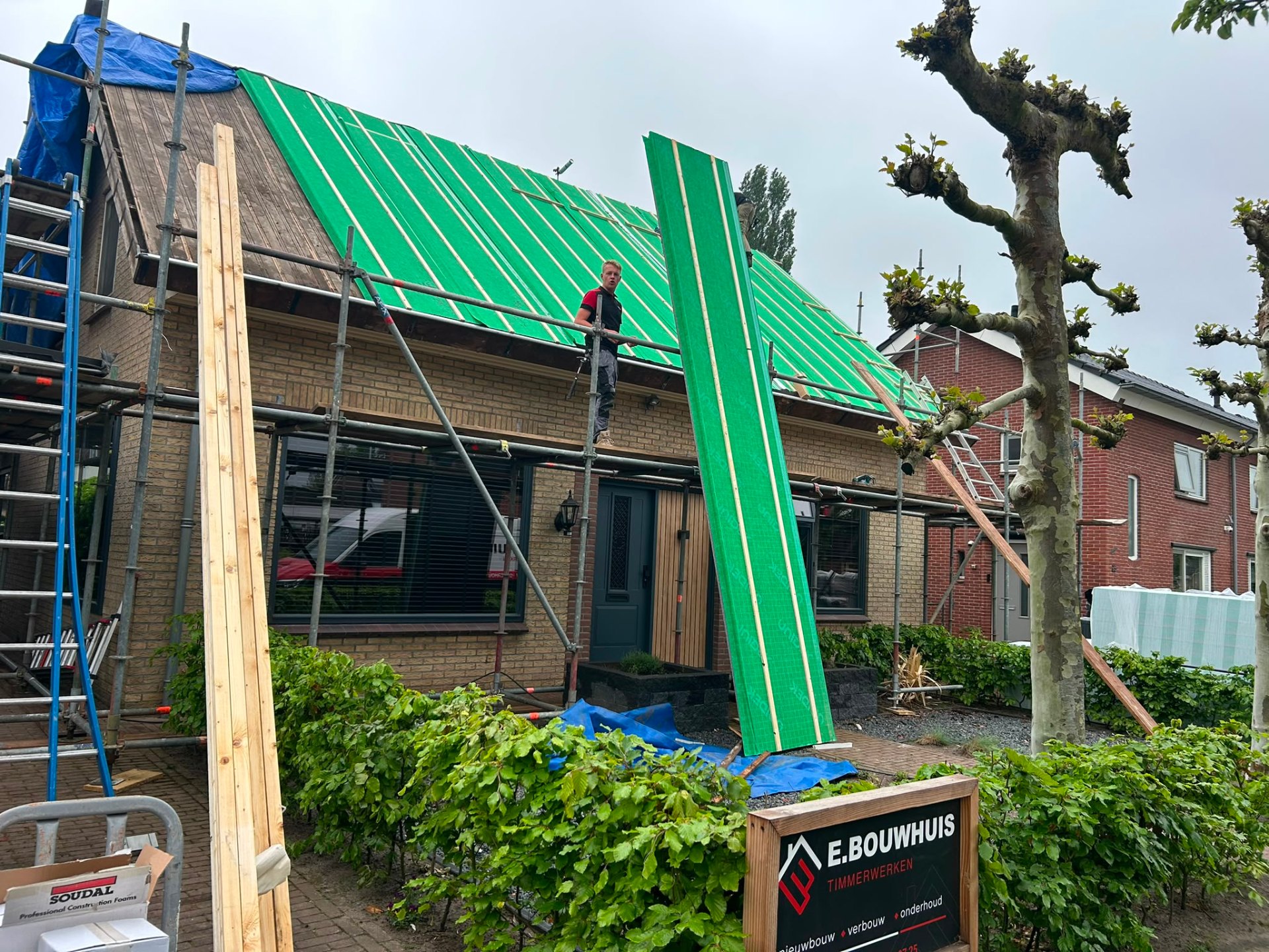 Kaprenovatie Den Ham — werk in uitvoering met steiger