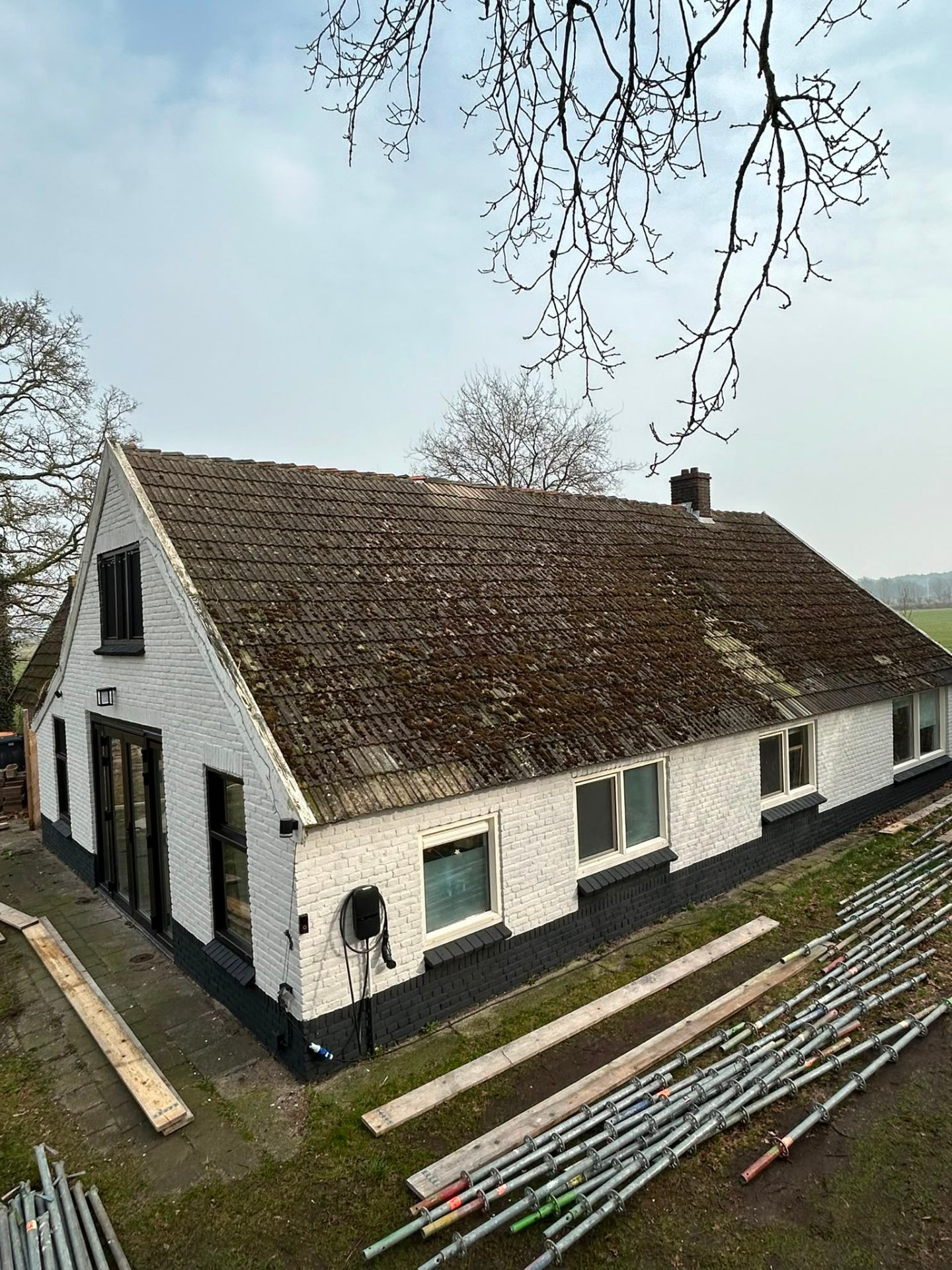 Kaprenovatie Damsholte — situatie vooraf met oude bemoste pannen